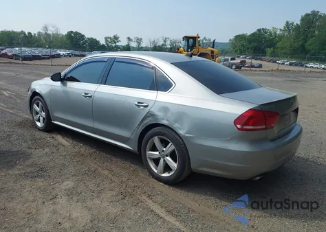 2013 Volkswagen Passat 2.5L Se z USA, uszkodzony, nr VIN 1VWBP7A37DC116416